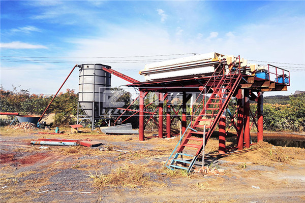 礦山制砂、污泥脫水壓濾機(jī)現(xiàn)場(chǎng),隆中設(shè)備的能力擔(dān)當(dāng)